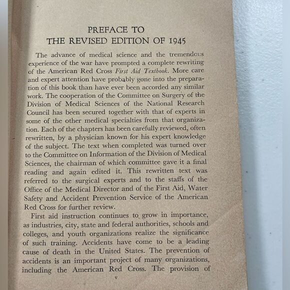 Vintage American Red Cross First Aid Text Book - 1945 - Picture 8 of 14